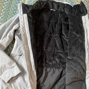 North face woman’s Size Large ski coat! Fully lined.